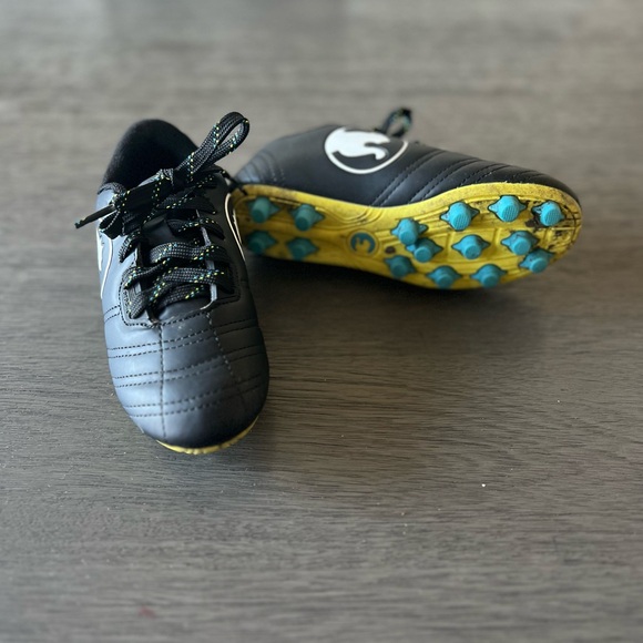 Puma Kids Black Soccer Cleats - Picture 3 of 3